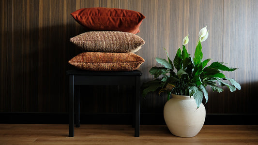 Remon Koleksiyonu: Kırmızı, Bronz ve Turuncu Kırlentlerle Modern ve Sıcak Bir Atmosfer