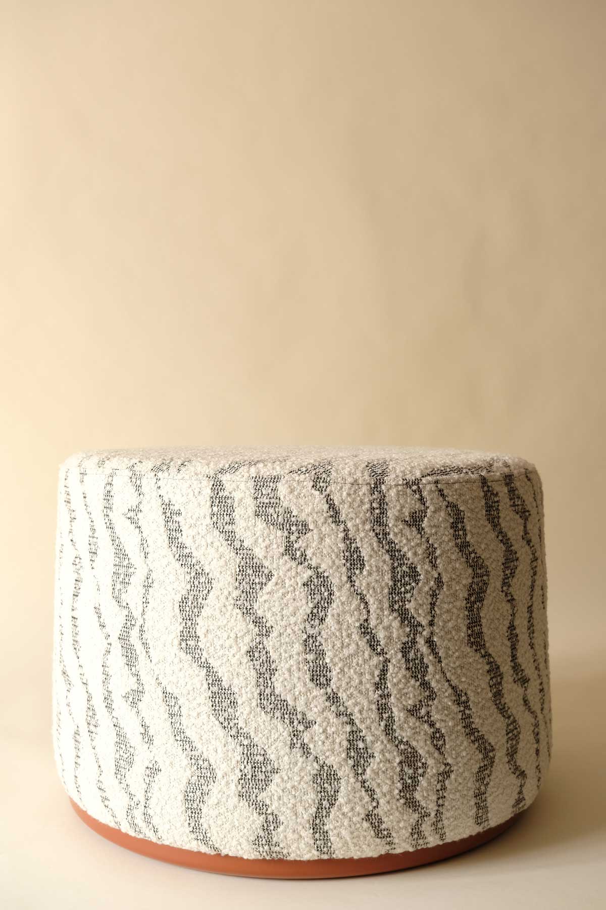 Elin Zigzag Desenli Yuvarlak Puf