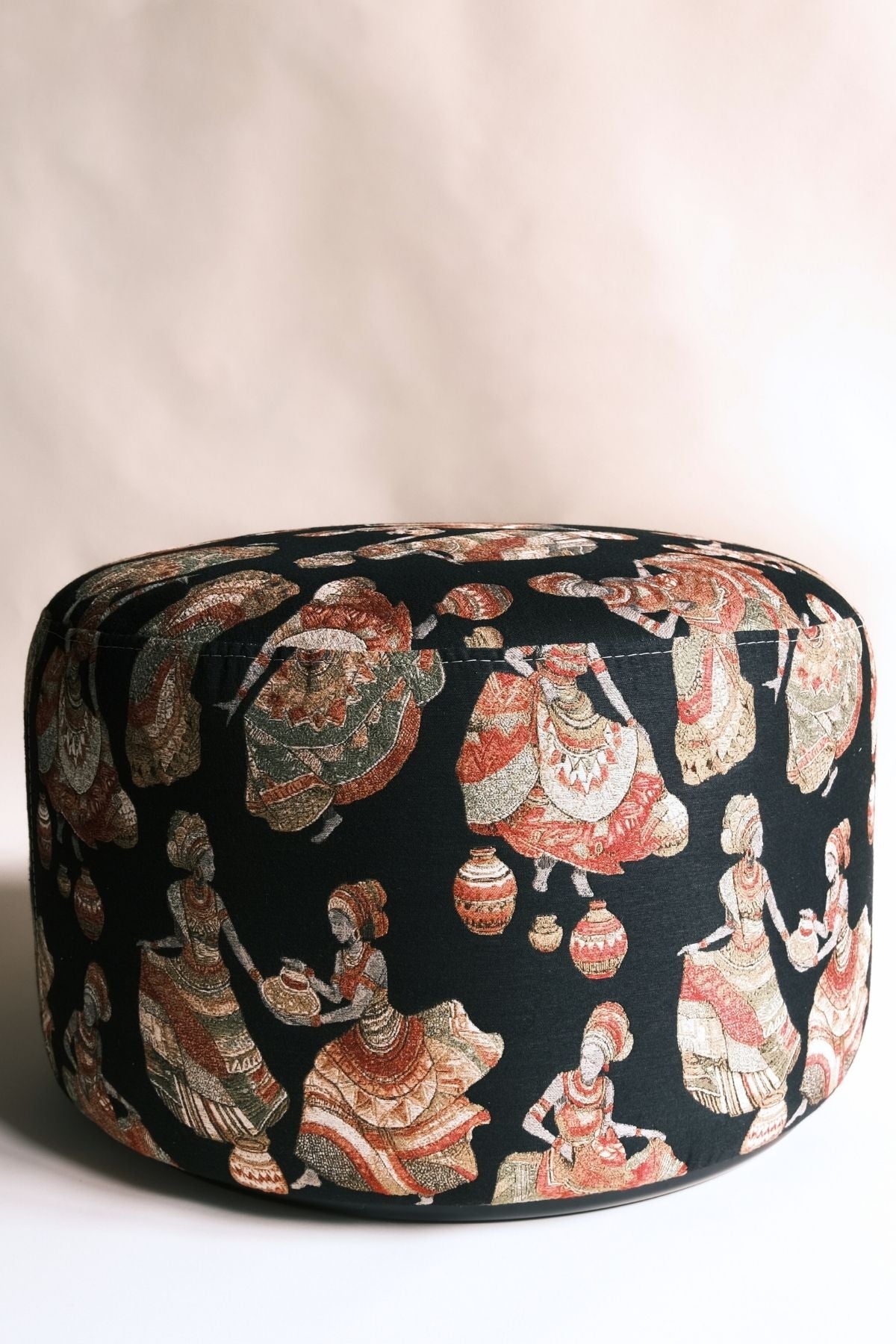 Tamu - Etnik Figürlü Jakarlı Yuvarlak Puf Ürün ikincil görseli