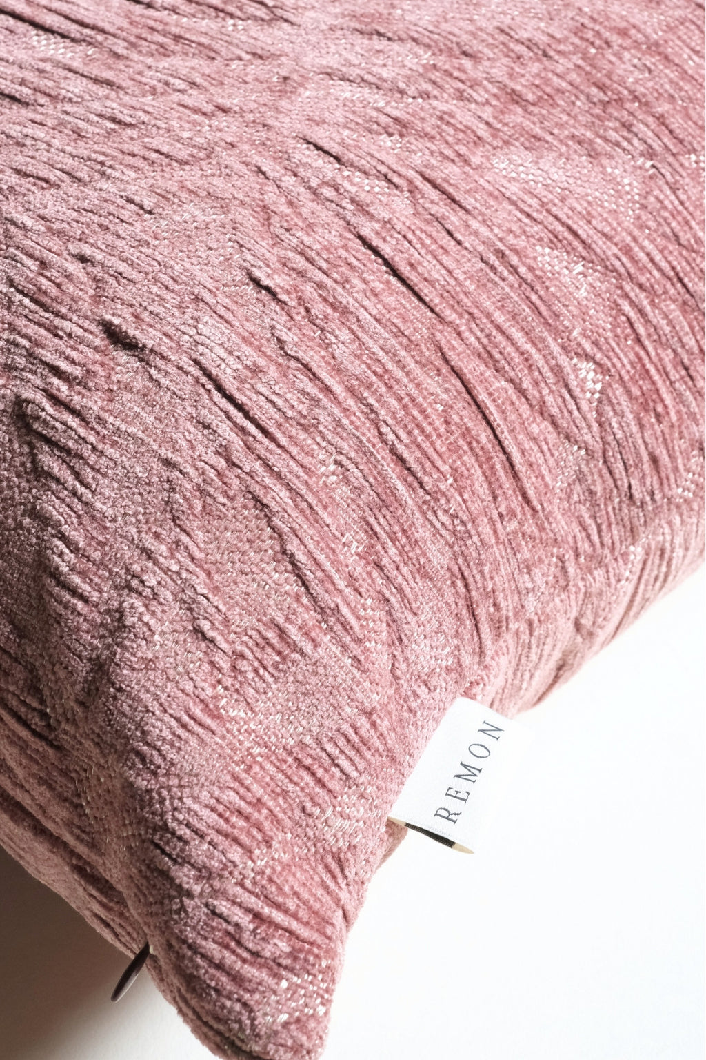 Dorian - Pembe Rölyef Dokulu Kırlent Kılıfı