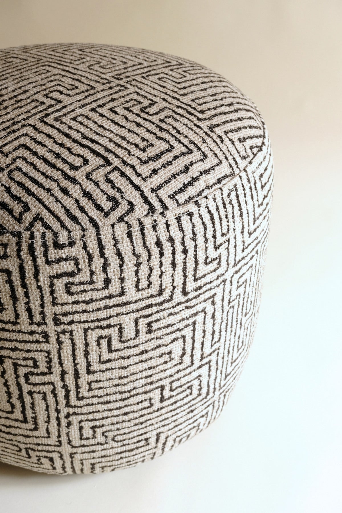 Morven - Siyah Labirent Dokulu Yuvarlak Puf